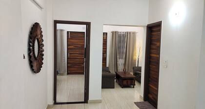 Emeralds – Modern, Spacious 2 BHK Flat with AC & WiFi ~ Near Lake & Golf Course