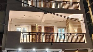 Un immeuble à plusieurs étages doté de balcons, d’une entrée sécurisée et d’un garage.