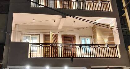 Emeralds – Modern, Spacious 2 BHK Flat with AC & WiFi ~ Near Lake & Golf Course