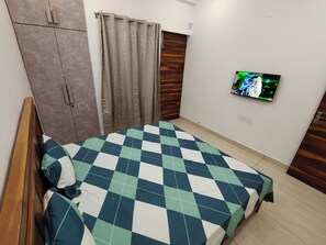 2 bedrooms, free WiFi, bed sheets - Emeralds – Modern, Spacious 2 BHK Flat with AC & WiFi ~ Near Lake & Golf Course (New Delhi)