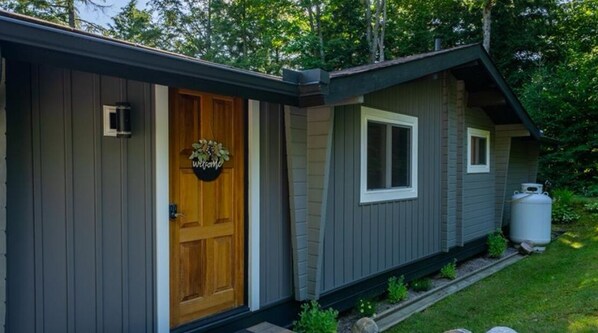 Exterior detail - Luxury  3 Bedroom Main cottage on clear lake Muskoka (Parry Sound)