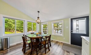 Dining - Luxury  3 Bedroom Main cottage on clear lake Muskoka (Parry Sound)