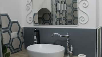 Haartrockner, Bidet, Handtücher, Toilettenpapier