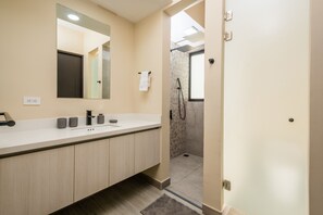 Dusche, Handtücher, Seife, Toilettenpapier