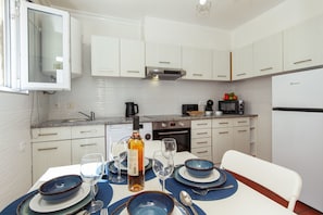 Fridge, microwave, oven, coffee/tea maker