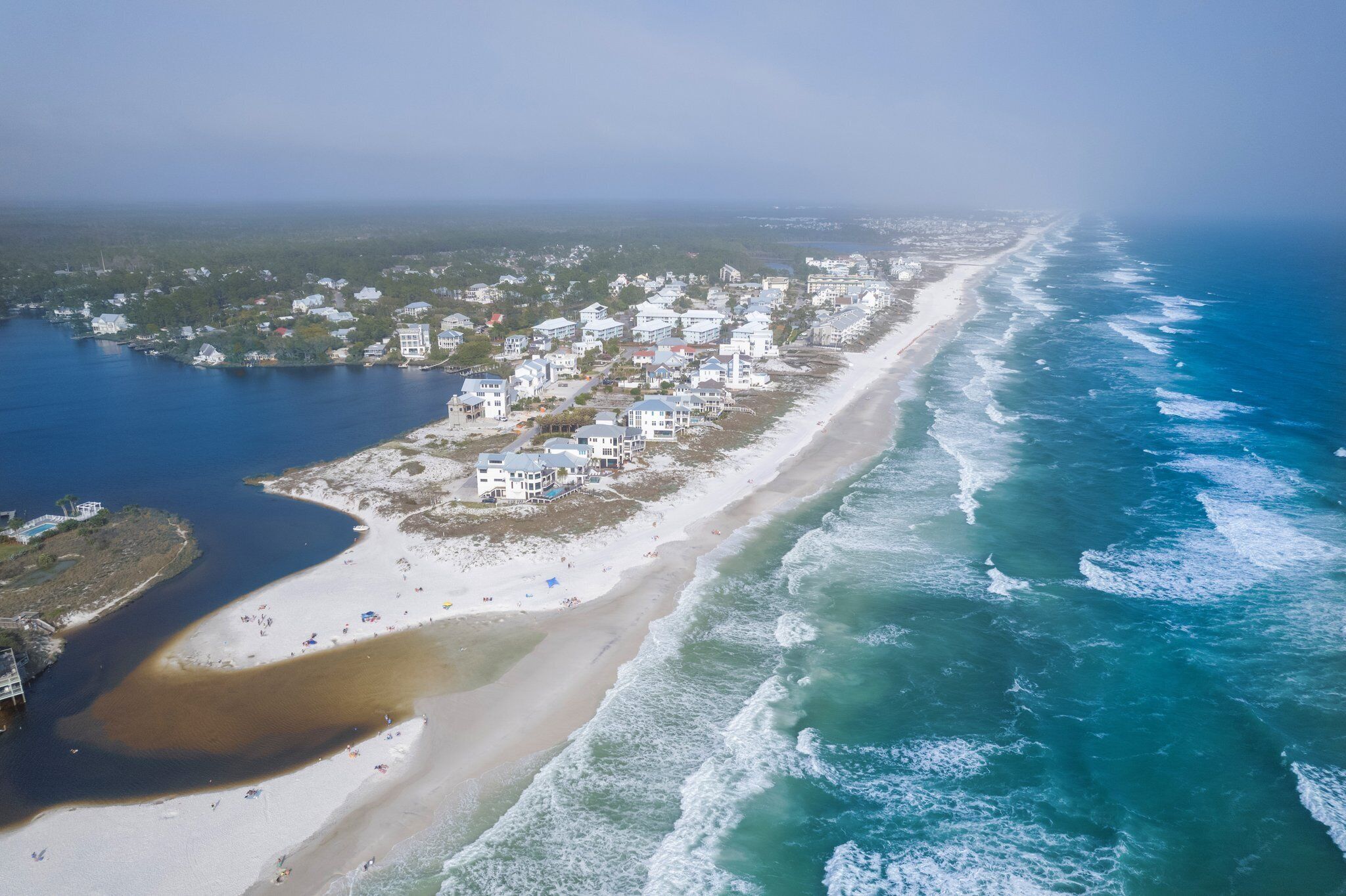 Nær stranden, solsenger og strandhåndklær