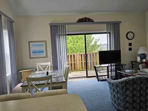 Entire 1,300 sq ft, 2 bed/2 bath Condo w/Central AC,
Full Size Washer/Dryer,Wifi