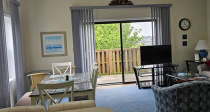 Entire 1,300 sq ft, 2 bed/2 bath Condo w/Central AC,
Full Size Washer/Dryer,Wifi