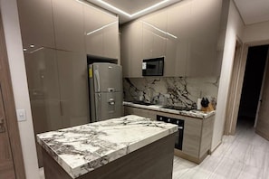 Kühlschrank, Mikrowelle, Ofen, Herdplatte