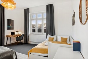 2 Schlafzimmer, Schreibtisch, Bügeleisen/Bügelbrett, Reisekinderbett