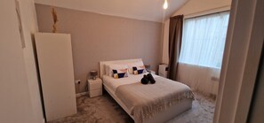 3 bedrooms, in-room safe, iron/ironing board, WiFi