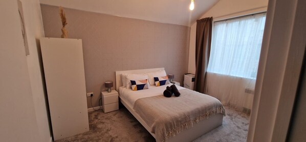 3 bedrooms, in-room safe, iron/ironing board, WiFi