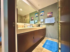 Douche, sèche-cheveux, serviettes fournies, savon