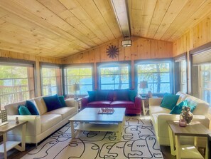 Smart TV, books, video library, computer monitors - Escape Rejuvenate  @Luxury Lakefront  Muskoka 3 BR  cottage with 2 BR Bunkie (Parry Sound)