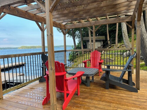  Muskoka Lakefront  cottage  3 BR main cottage & 2 BR Bunkie on  clear lake