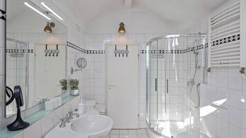 Haartrockner, Handtücher, Seife, Toilettenpapier