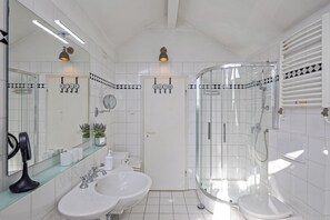Haartrockner, Handtücher, Seife, Toilettenpapier