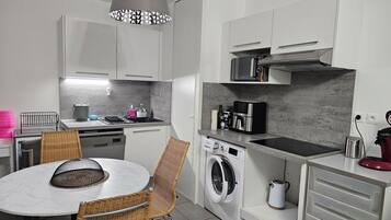 Réfrigérateur, micro-ondes, four, plaque de cuisson