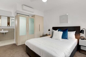 2 bedrooms, desk, iron/ironing board, WiFi