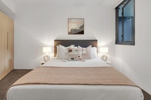 2 bedrooms, desk, iron/ironing board, WiFi