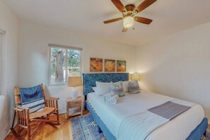 2 bedrooms, desk, iron/ironing board, WiFi - Stylish 2bd/1ba + Office & Yard (Albuquerque)
