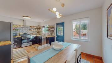 Lemari es, microwave, oven, dan kompor