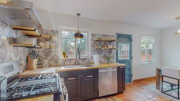 Lemari es, microwave, oven, dan kompor