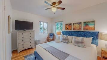 2 kamar tidur, meja kerja, setrika/meja setrika, dan Wi-Fi