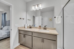 Shower, hair dryer, towels, soap - Spacious fully equipped 4bed3bath home in RR close to Kalahari, parks and Austin (Round Rock)