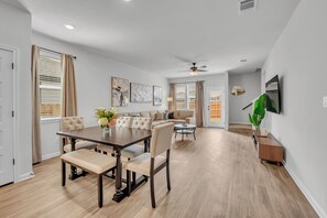Dining - Spacious fully equipped 4bed3bath home in RR close to Kalahari, parks and Austin (Round Rock)