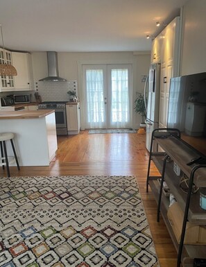 Microondas, horno, parrilla de estufa y lavavajillas 