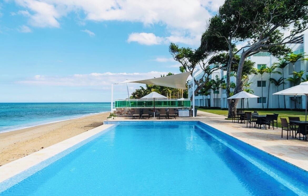 2 piscinas externas, funciona das 7h às 19h, espreguiçadeiras