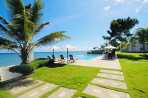 2 utendørsbassenger og solsenger