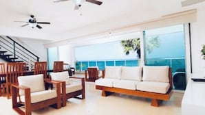 A modern living room with a sofa, chairs, and a ceiling fan. - Blue Green (Sosúa)