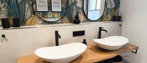 Secador de pelo, toallas, jabón y papel higiénico