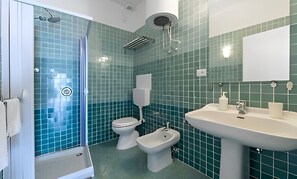 Dusche, Haartrockner, Bidet, Handtücher