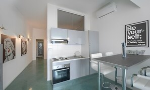 Kühlschrank, Ofen, Herdplatte, Wasserkocher mit Kaffee-/Teezubehör