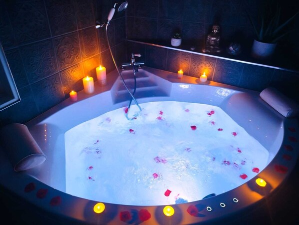 Shower, hair dryer, towels, soap - Unusual escape to the heart of the jungle/Private spa/Cinema screen/10 min center (Amiens)