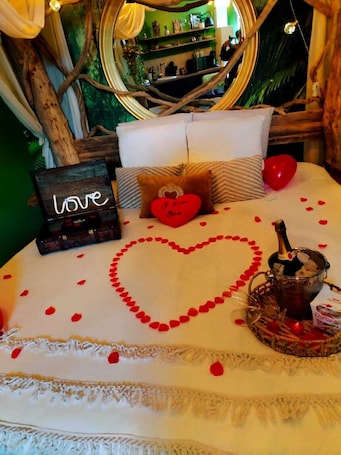 1 bedroom, WiFi, bed sheets. Unusual escape to the heart of the jungle/Private spa/Cinema screen/10 min center