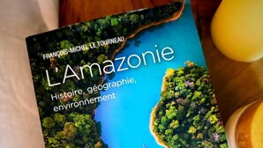 Un libro titulado 'L'Amazonie' de Francois-Michel Le Tourneau, con una portada que muestra un mapa de la selva amazónica.