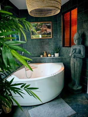 Shower, hair dryer, towels, soap - Unusual escape to the heart of the jungle/Private spa/Cinema screen/10 min center (Amiens)