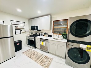 Een koelkast, een magnetron, een oven, een kookplaat