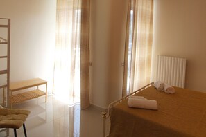 2 bedrooms, travel crib, free WiFi, bed sheets - CASA ANGELA bright apartment in the center of Salento. (Maglie)