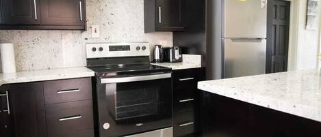 Frigorifero, microonde, forno, piano cottura