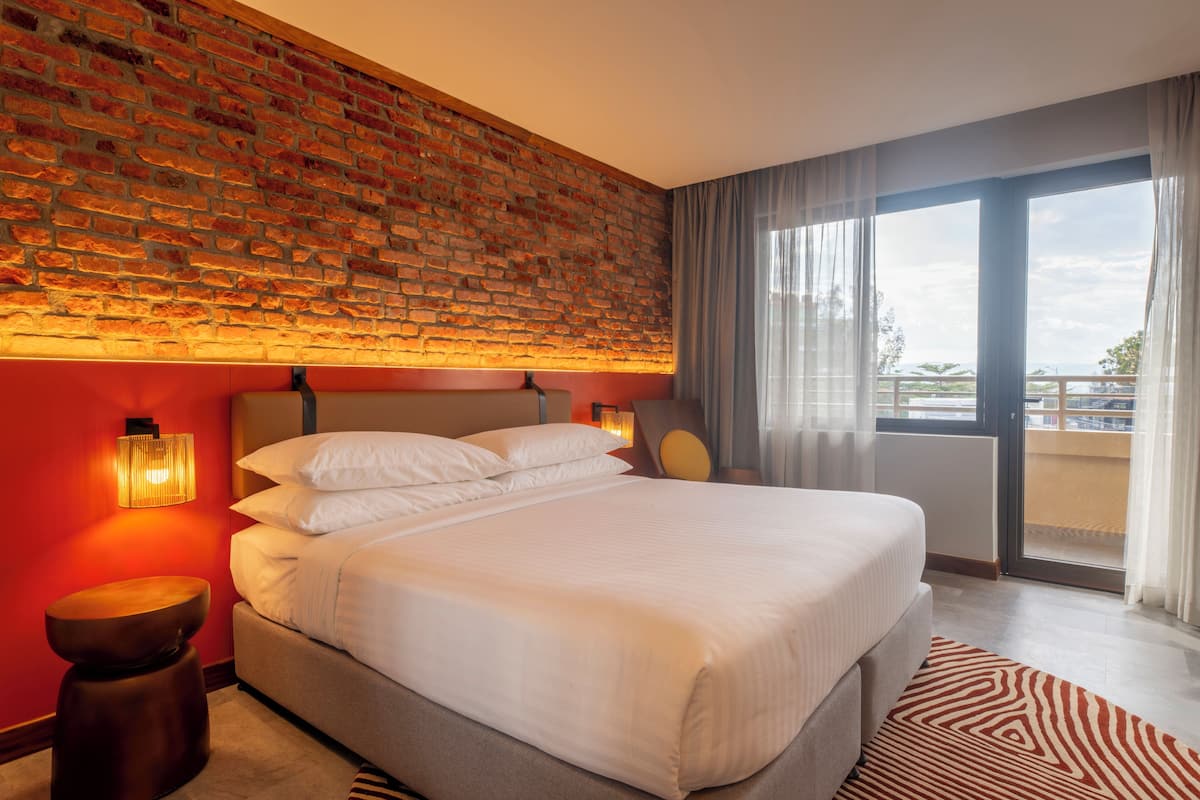 Minibar, in-room safe, desk, laptop workspace