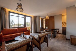 Executive-suite - balkon - byudsigt | Opholdsområde | 50-tommers LED-tv med digitale kanaler