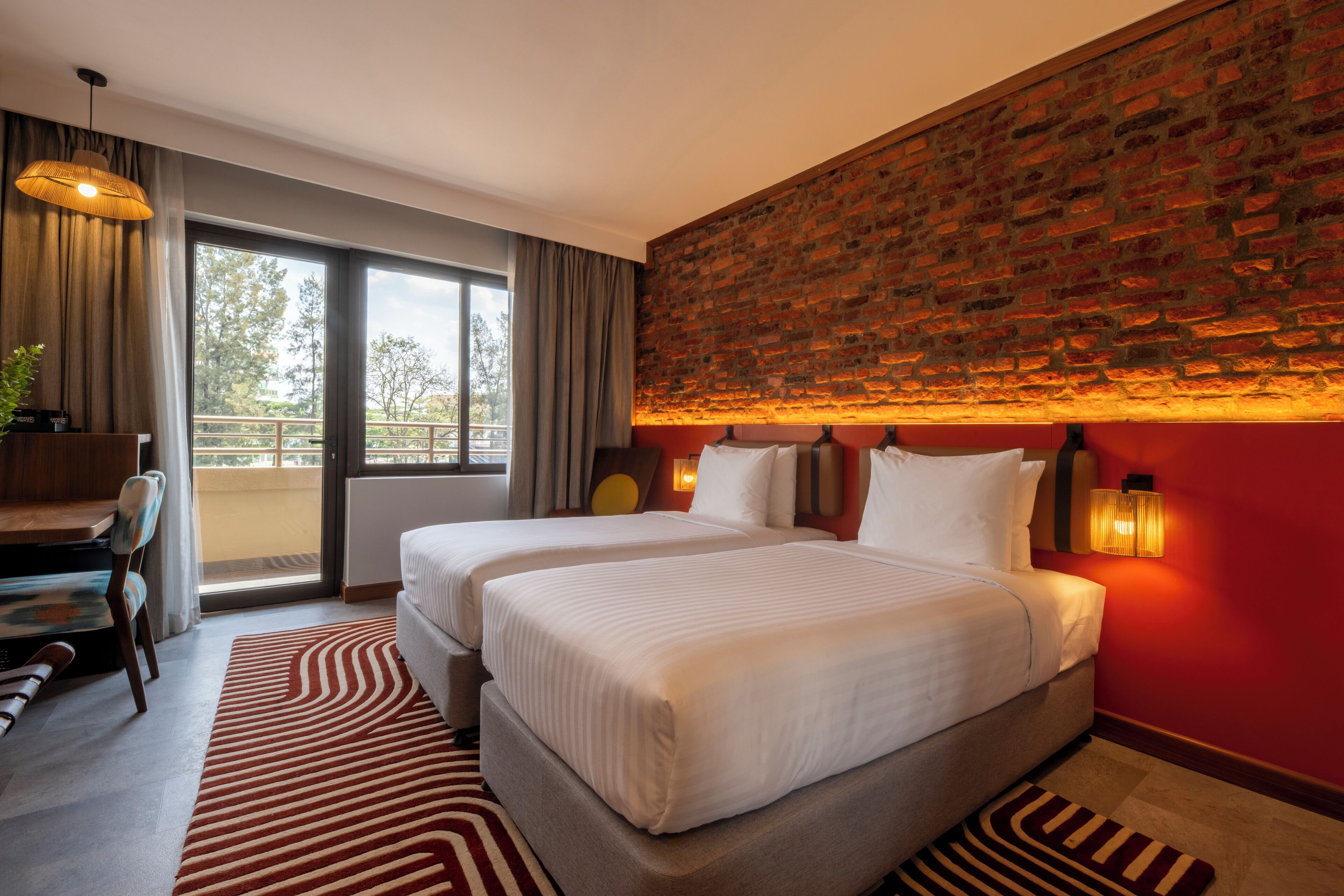 Minibar, coffres-forts dans les chambres, bureau