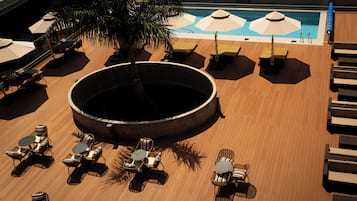 Piscine extérieure, parasols de plage, maßtres-nageurs sur place