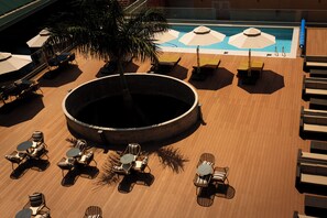Kolam renang outdoor, dengan payung kolam renang