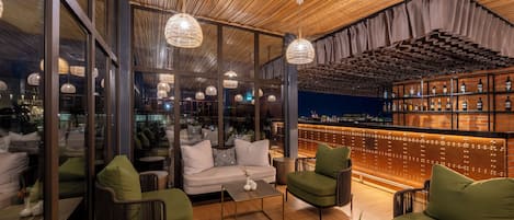 4 bars/lounges, poolside bar